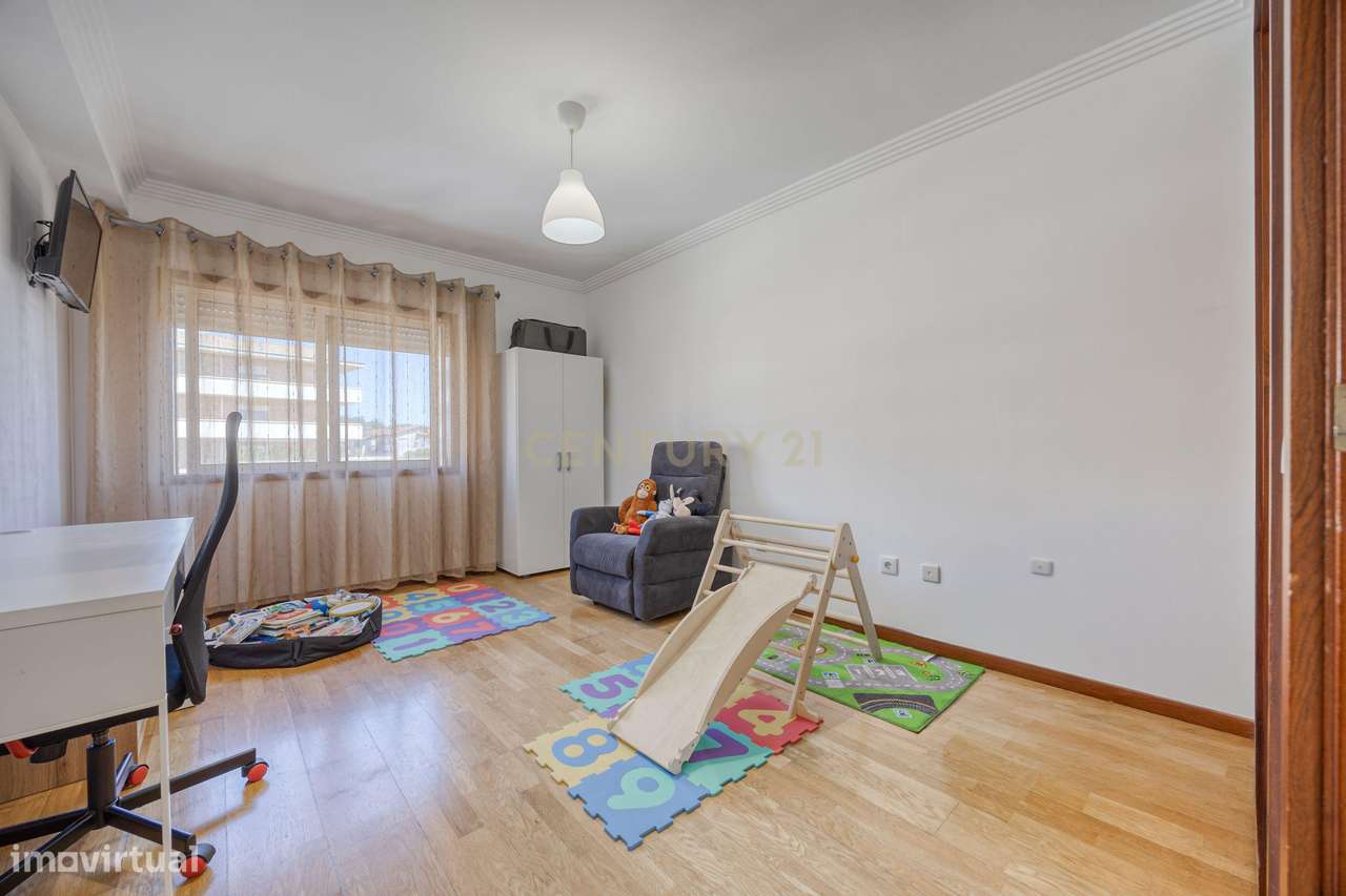 Apartamento T3 com varanda e Box fechada-23