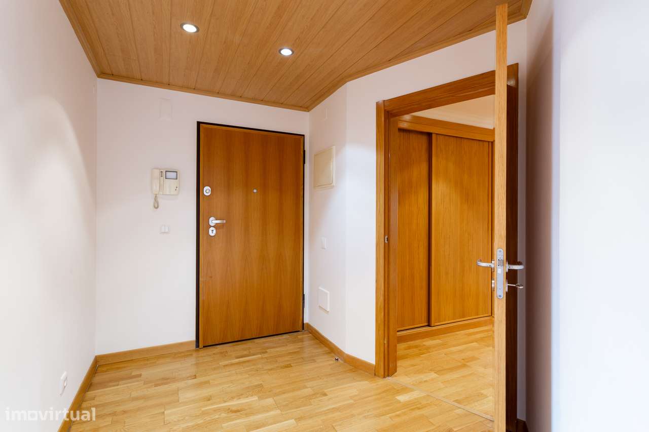 Apartamento T3 com varanda e garagem em Lisboa - Grande imagem: 2/38