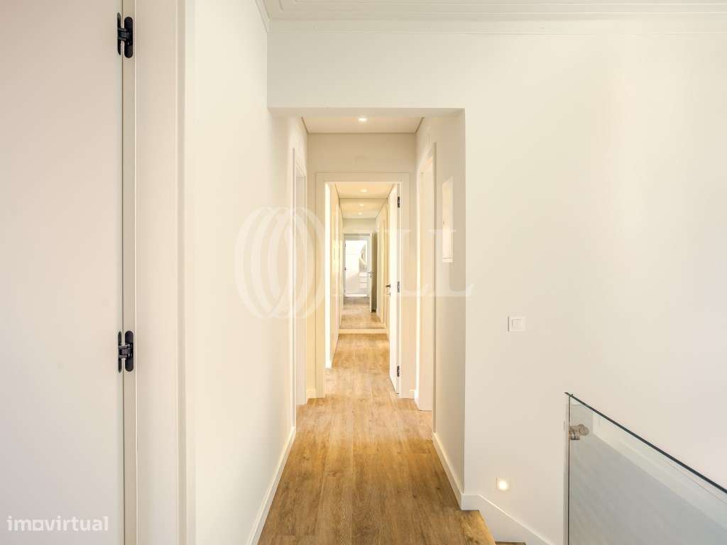 Moradia T5+2 com piscina no Estoril-11