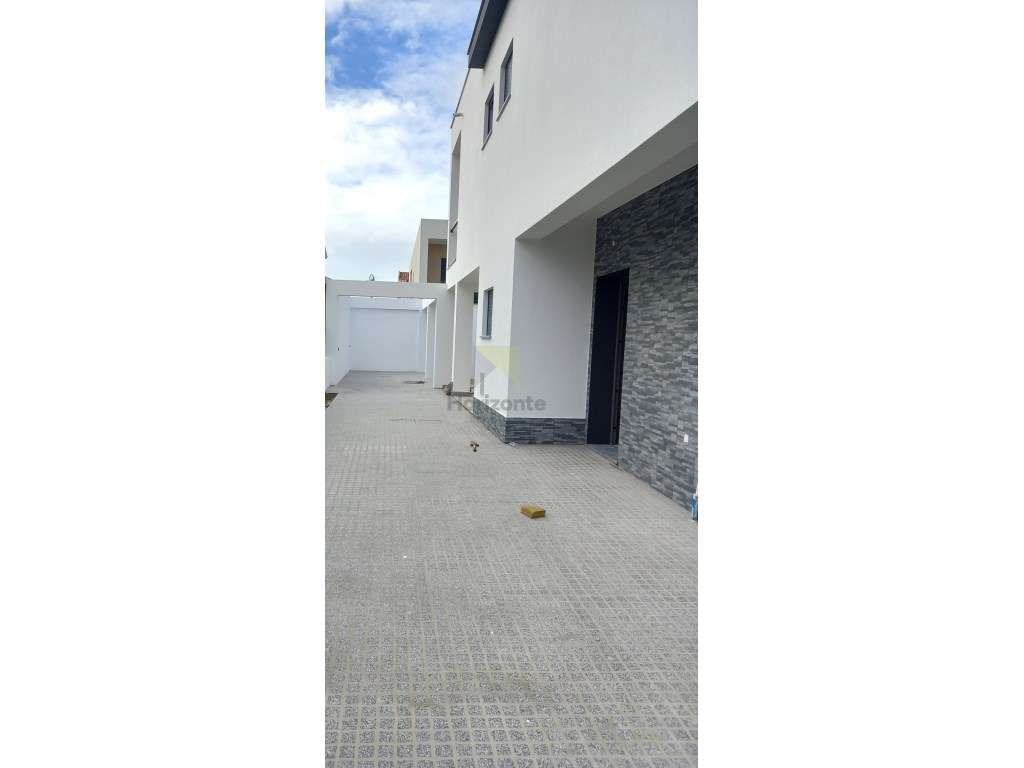 Moradia Geminada T3 + 1 - Fernão Ferro-12