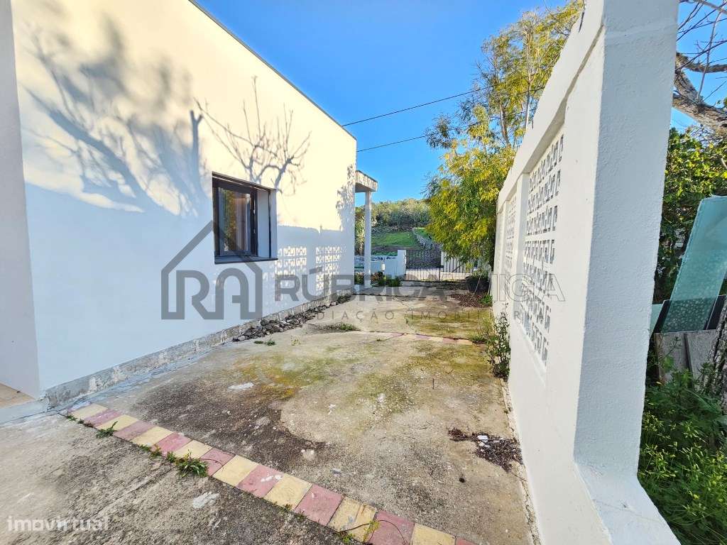 Moradia V3 renovada, com logradouro e anexo-24