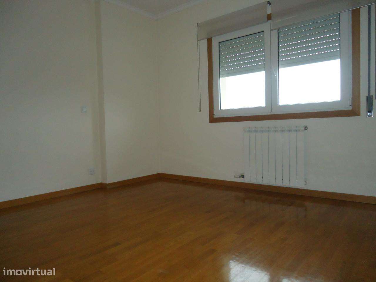 Excelente T2 com garagem fechada para 2 carros, Mozelos-14