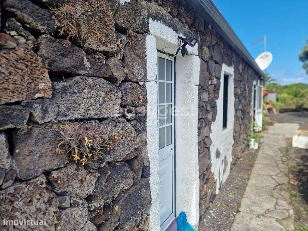 Moradia Antiga com Terreno Amplo em Bandeiras, Madalena, Pico - Grande imagem: 4/14