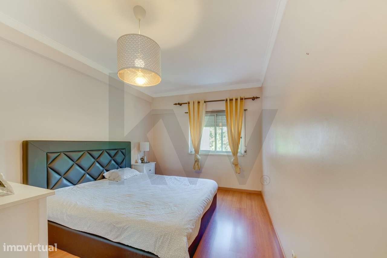 Apartamento T2 em Monte Abraão: Espaço, Luz e Conforto-5