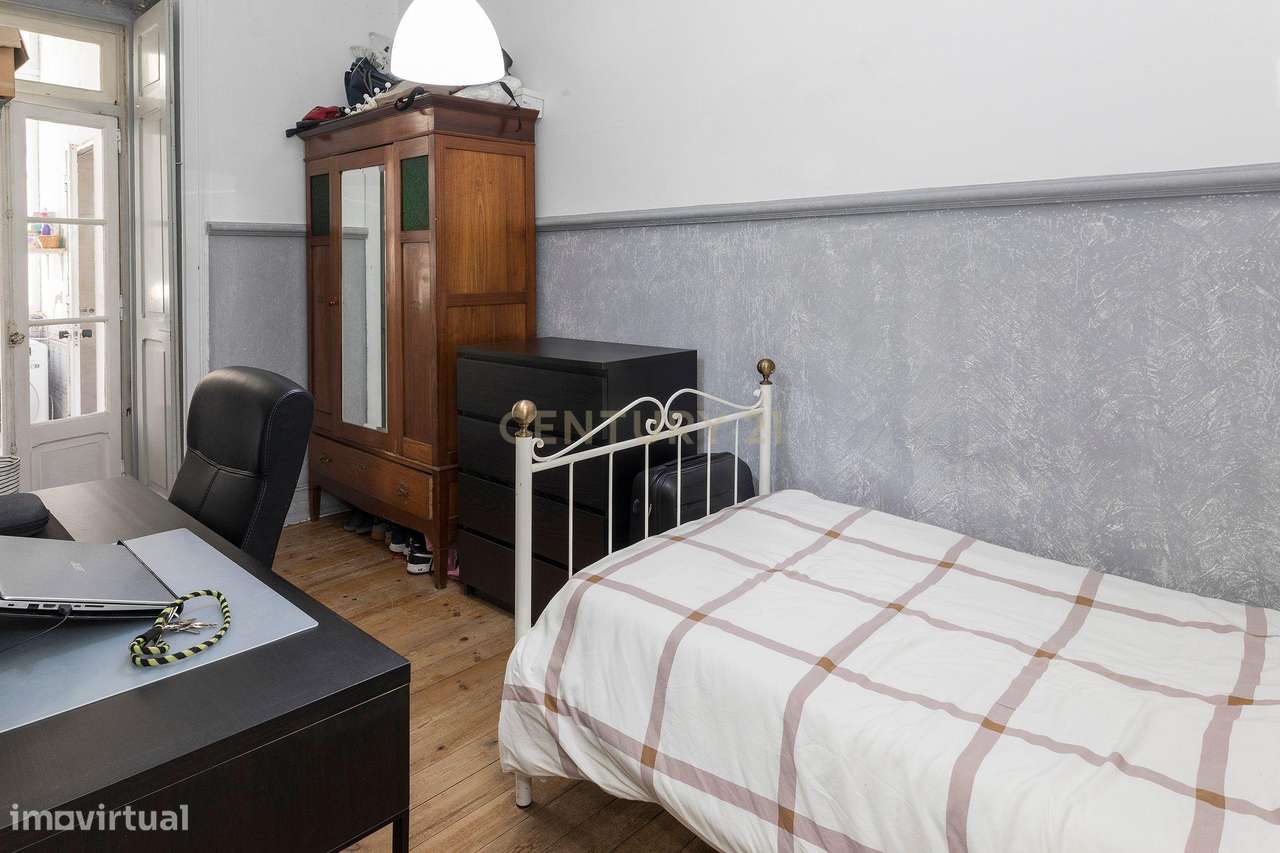 Prédio em propriedade Total | 3 Apartamentos T2+1 e Loja | Lisboa | A-18