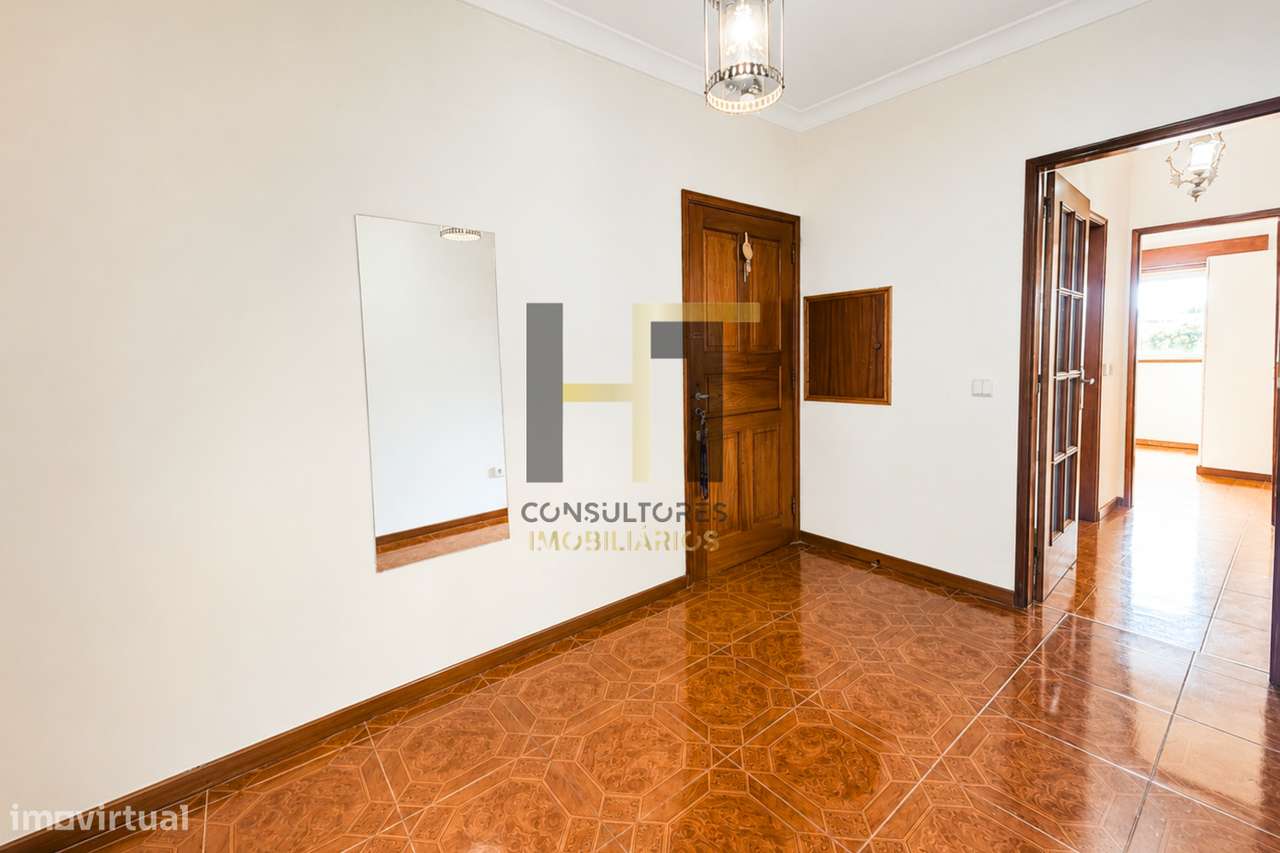 Apartamento T3 com Garagem e Duas Varandas a 5 Minutos do Metro e do I-7