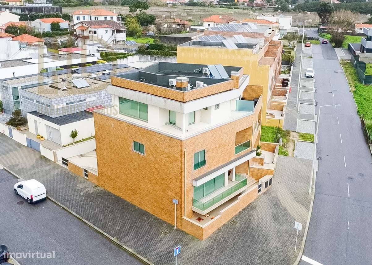 Moradia T3+1 de Luxo com 405m2 a 200 Metros da Praia em Canidelo.-49