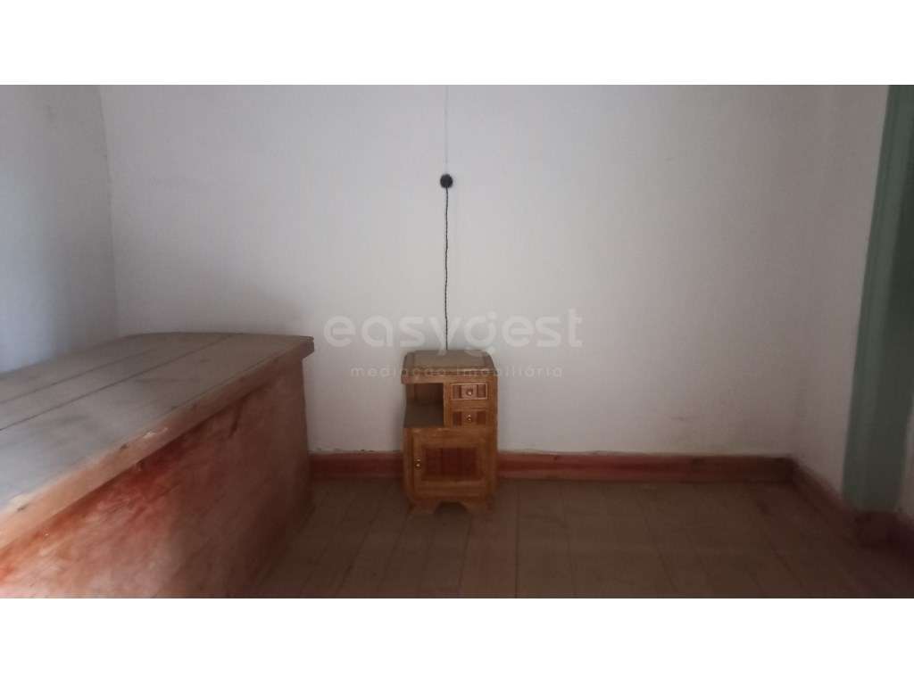 Moradia T2 para remodelar no Centro de Amiais de Baixo.-15