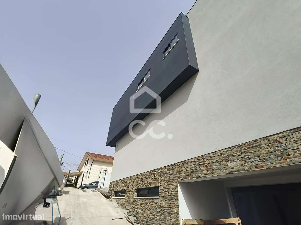 Moradia T3 Nova com 3 Suites, Jardim e Terraço – Design Contemporâneo-13