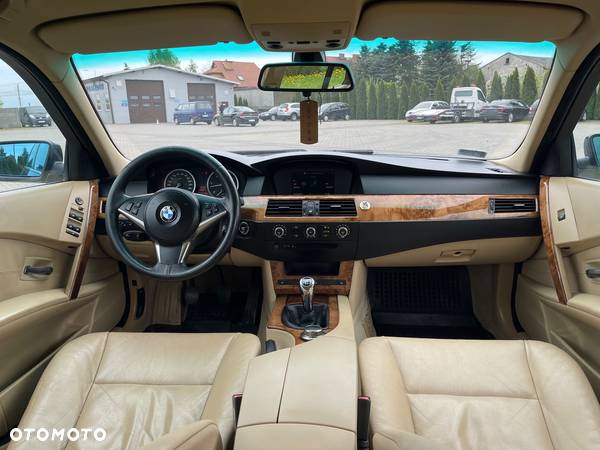 BMW Seria 5 525d - 33