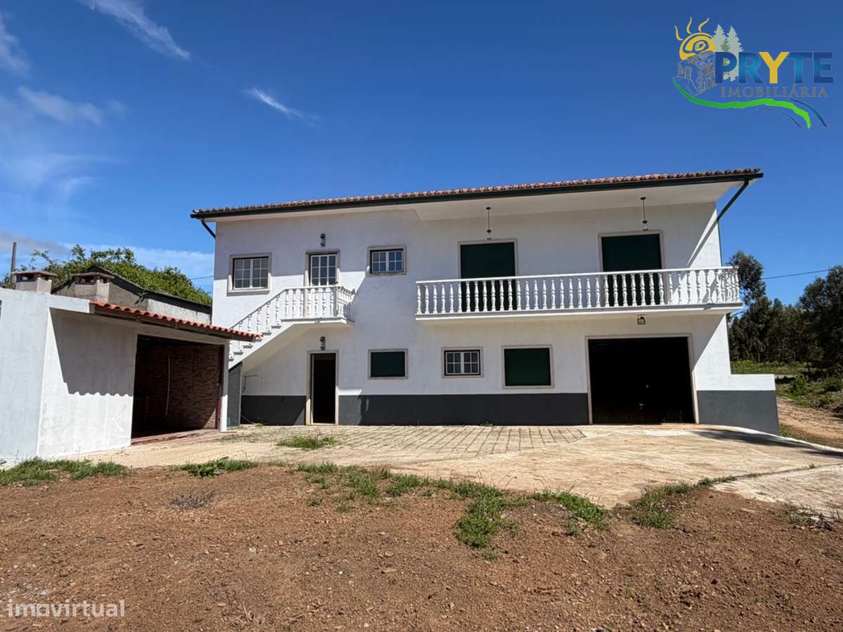 Moradia em Excelentes Condições com Amplo Terreno - Oportunidade Única-9