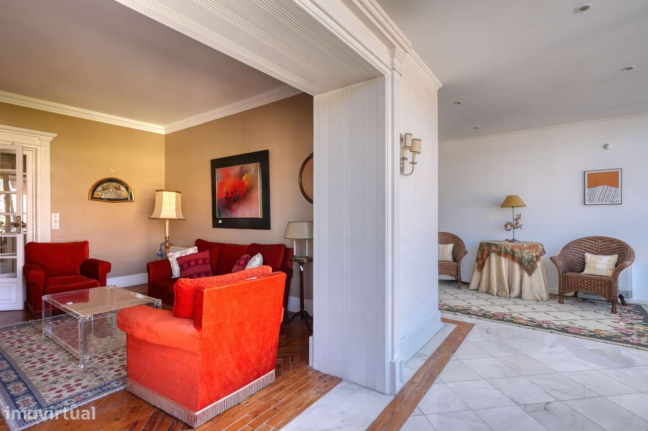 Apartamento T4 com varanda na Av. João XXI, Lisboa-8