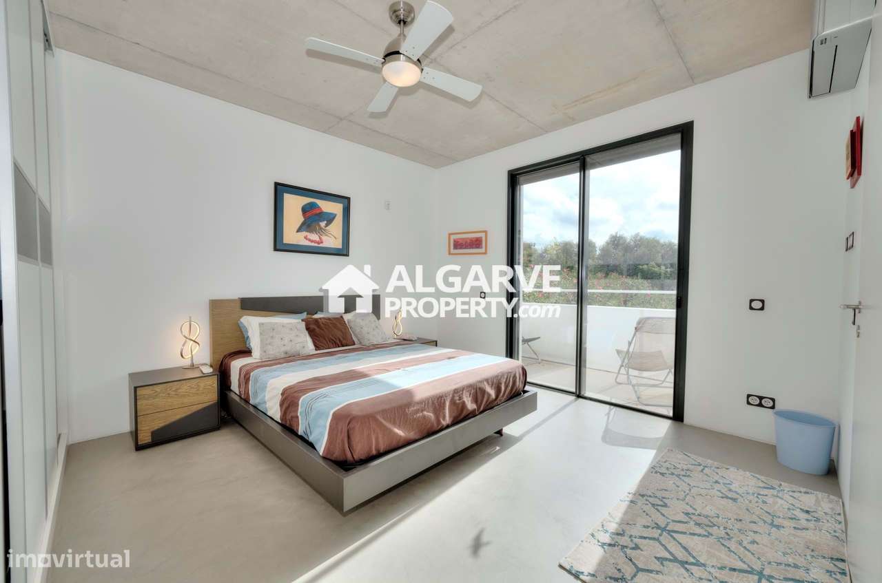 Moderna Moradia T4 com Piscina e Jardim em Almancil - Grande imagem: 4/45