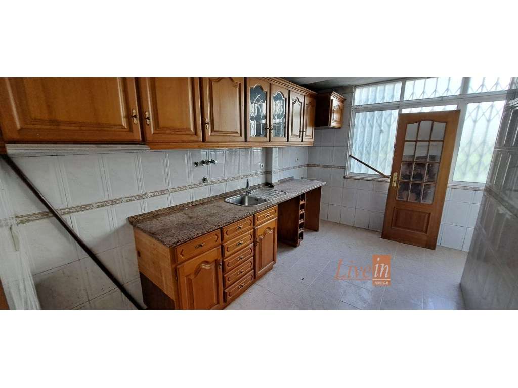 Apartamento T2 em Benfica com Remodelação em curso - Grande imagem: 2/13