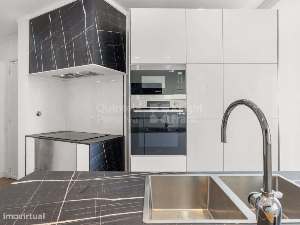 Apartamento T2 renovado com varanda em Arroios-16