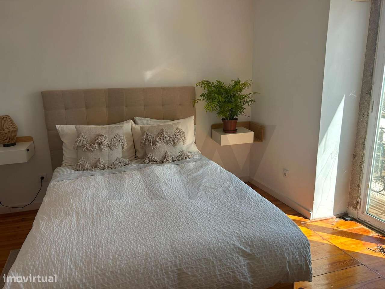 Apartamento T1+1 com Quintal e Anexo Remodelado na Rua da Graça, Lisbo-0