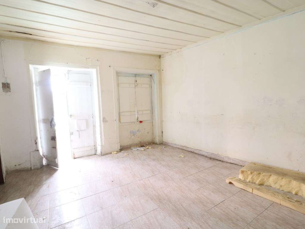 Duas moradias geminadas à venda na rua Miguel Bombarda, Barreiro - Grande imagem: 4/36