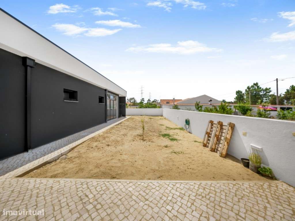 Moradia T3 Isolada com Piscina-31