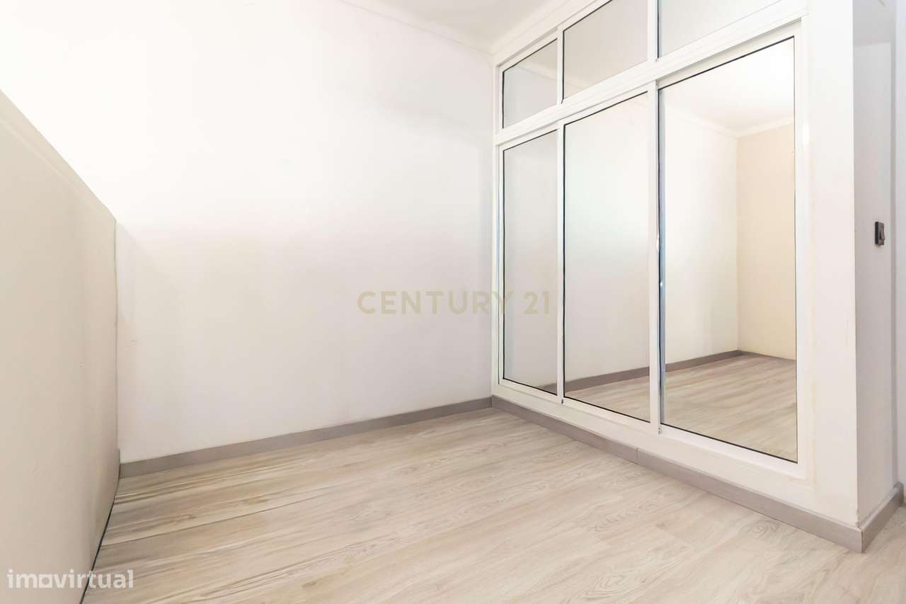 Apartamento T2 totalmente remodelado, localizado no Pinhal Novo,-10