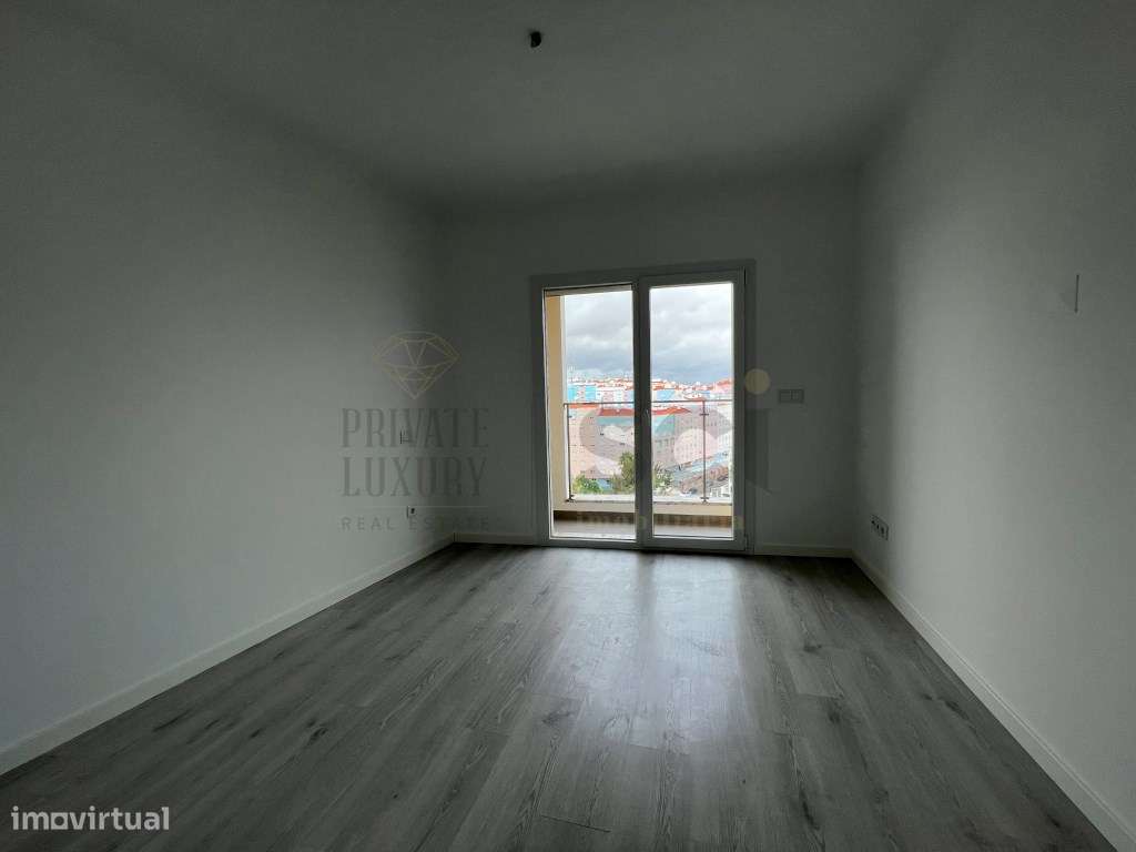 Apartamento T3 Quinta da Fábrica Parqueamento e Varandas-7