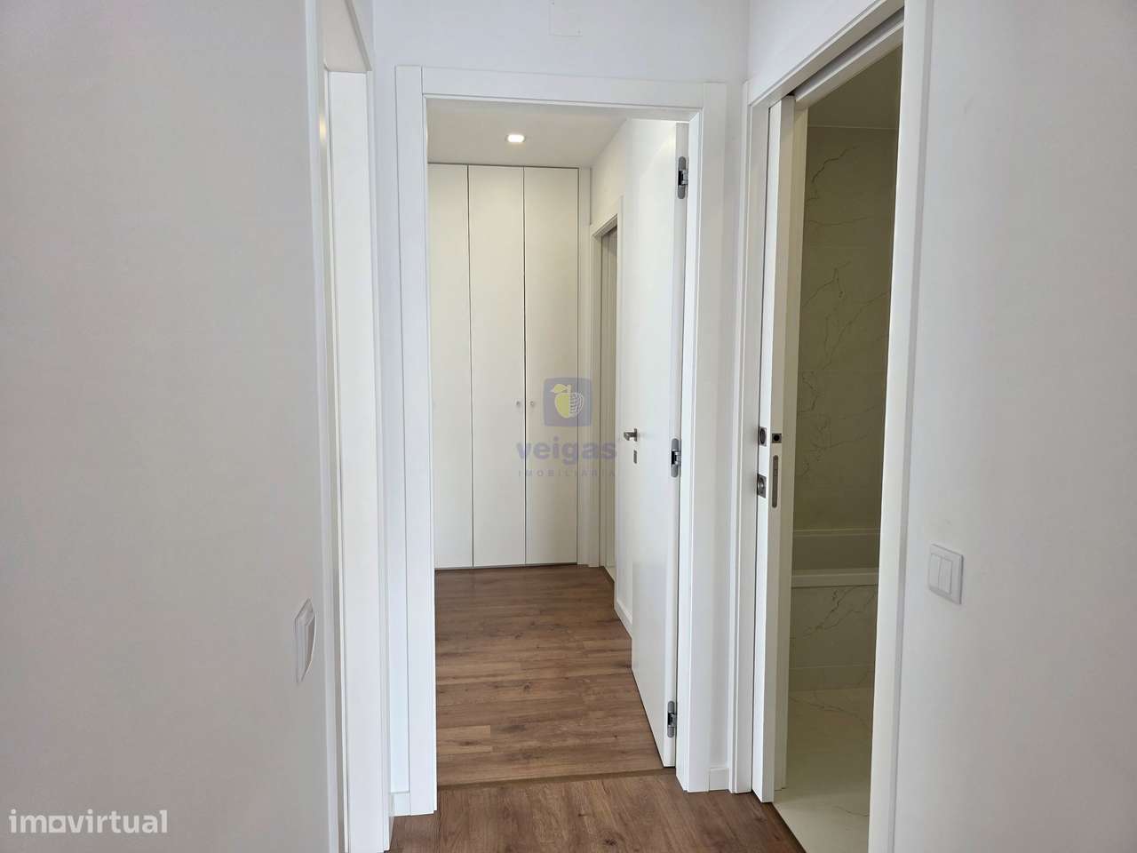 Apartamento semi-novo, T2, 2 WC, box p/ 2 carros e arrumos, em Leiria-14