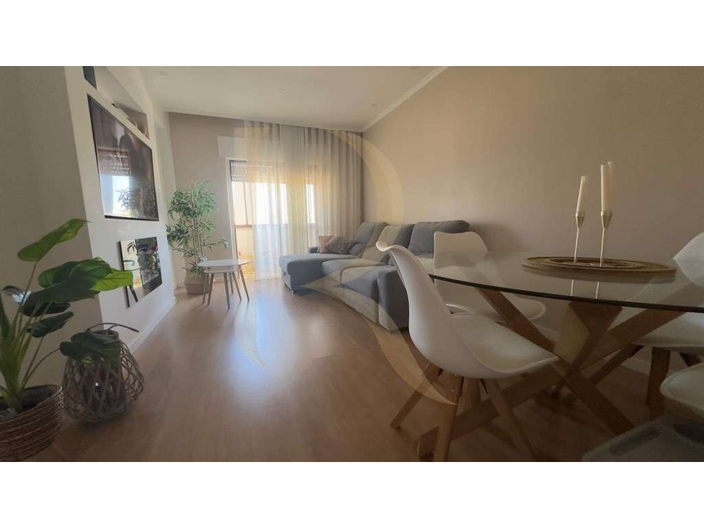 Apartamento T3 com elevador, marquise e arrecadação no Fogueteiro-5
