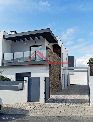 Moradia T4 com Jardim e Parqueamento na Marisol, Corroios-1