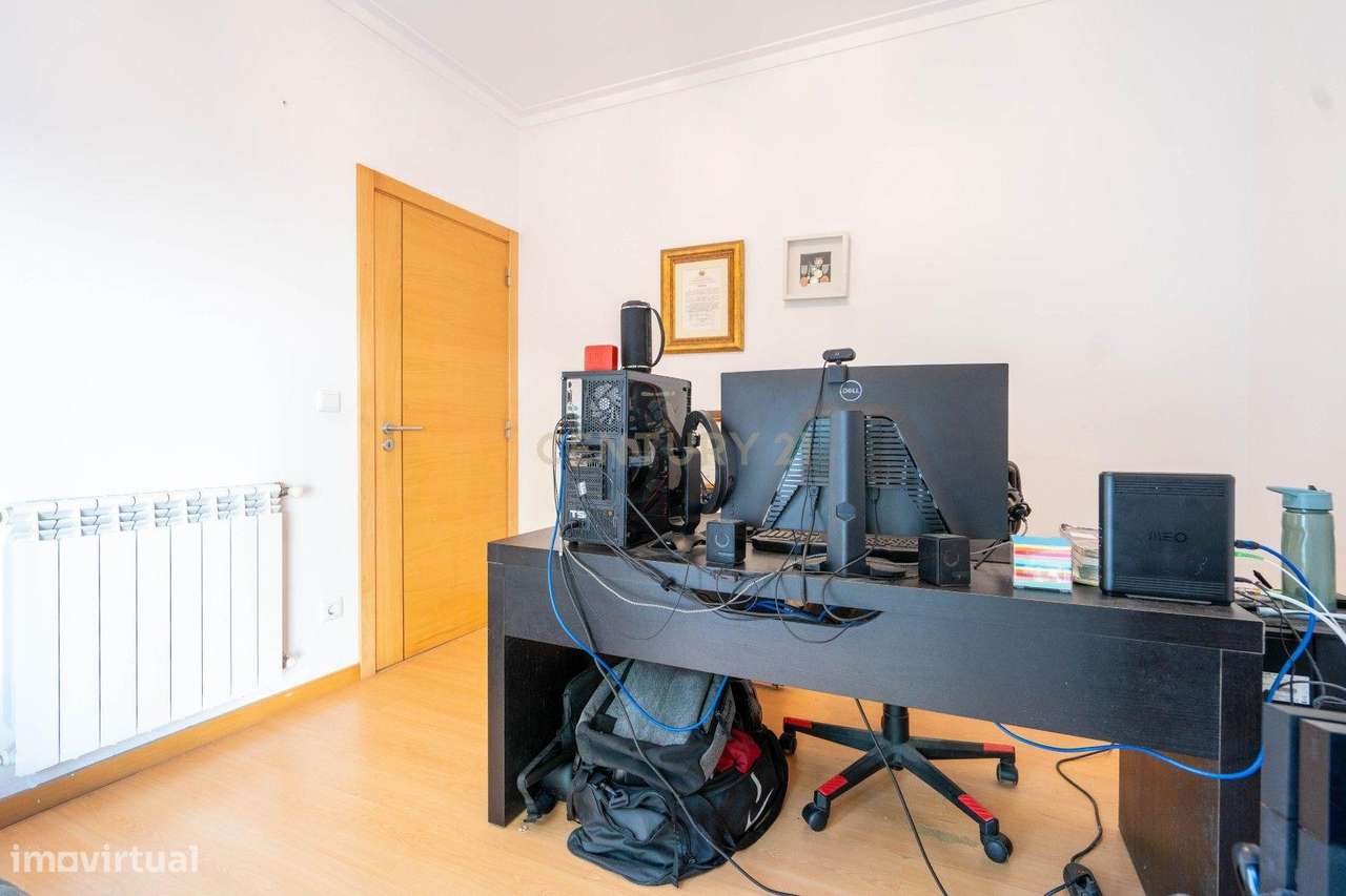 Moradia térrea T3+1 com linhas modernas,varandas,churrasco,jardim,gara-27