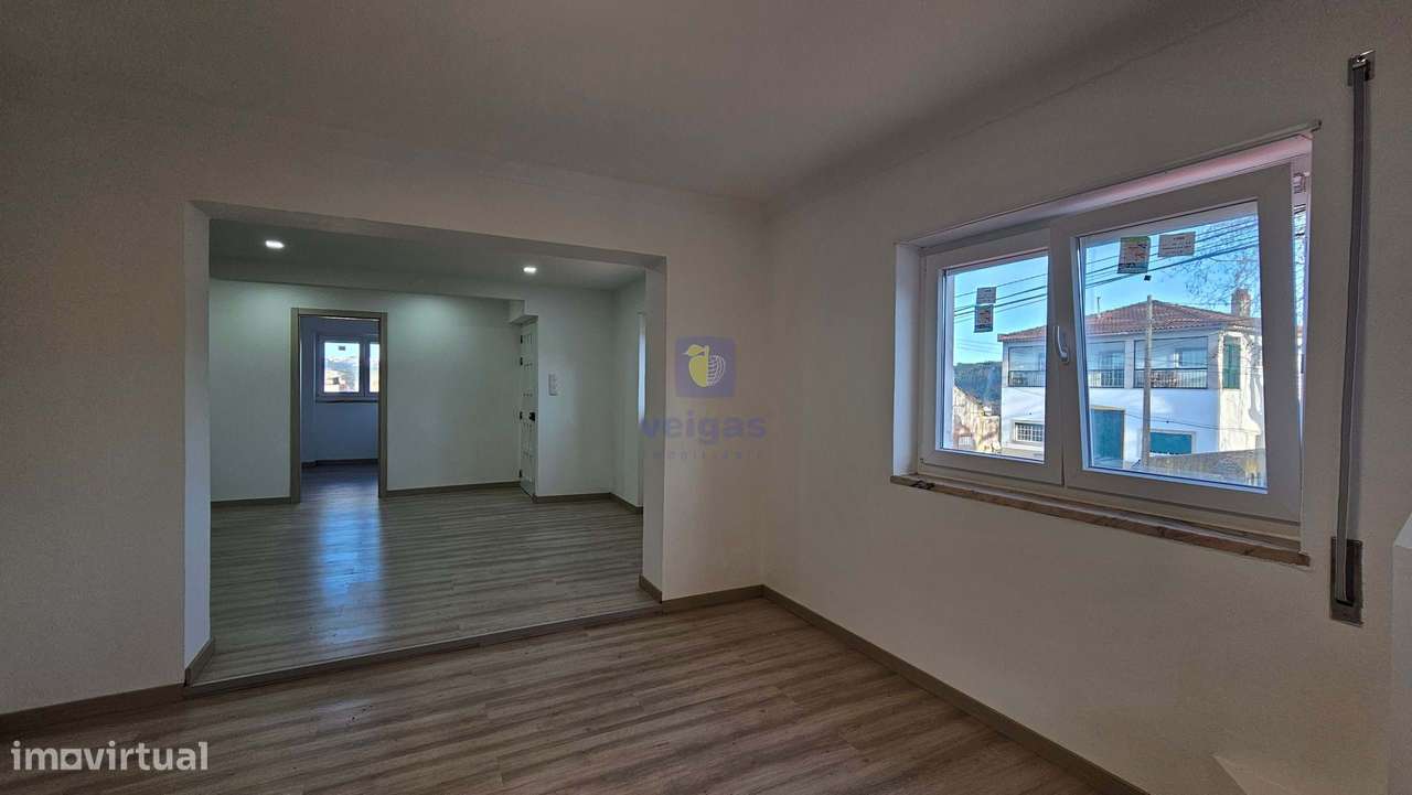 Edifício para Habitação e Comércio - Moradia T3 Renovada c/ Terraço e-25