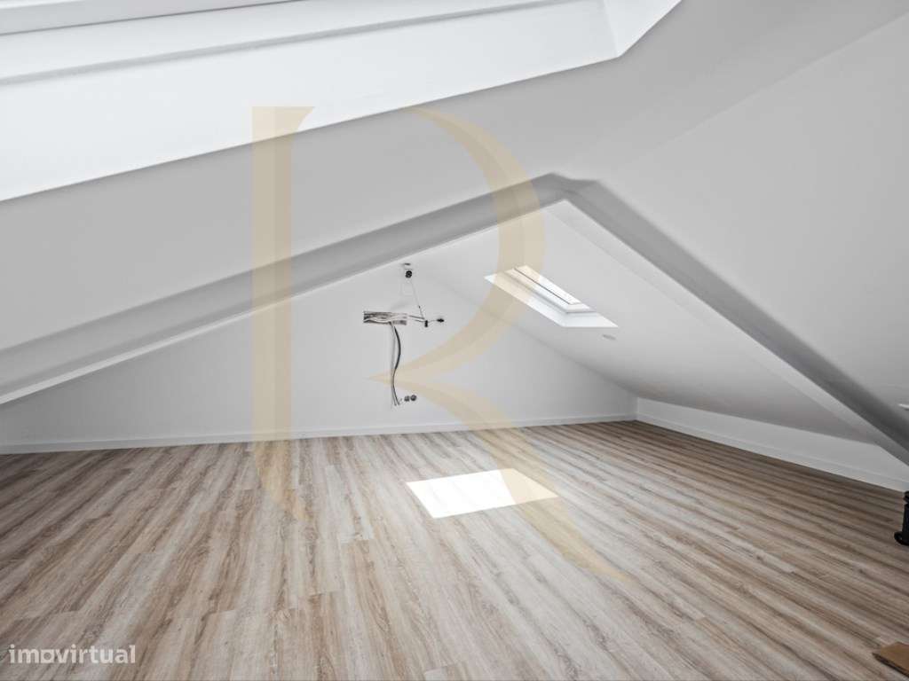 Moradia em banda T3 remodelada com sótão no Feijó-23