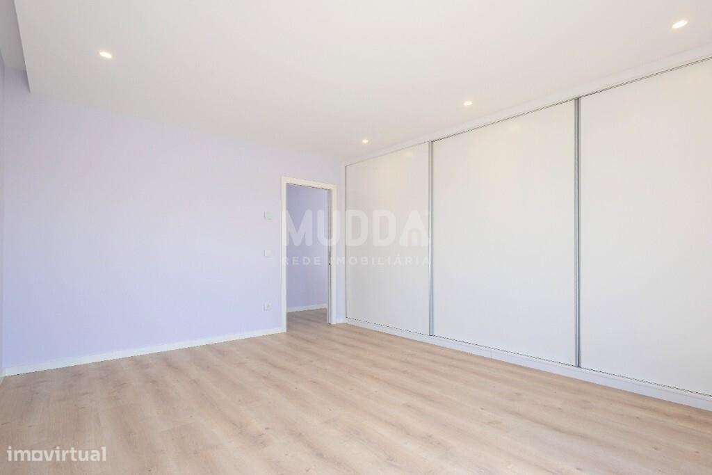 Moradia T4 com Design Contemporâneo e Acabamentos Premium-13
