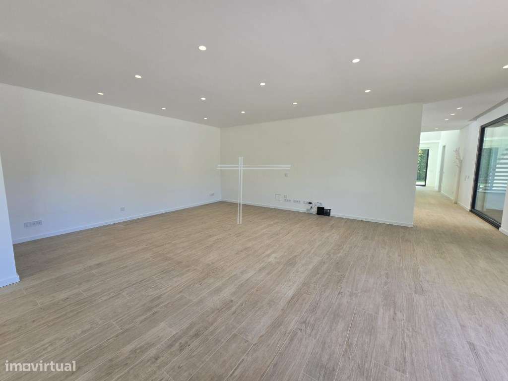 Moradia isolada T4, arquitetura contemporânea com garagem e piscina...-7