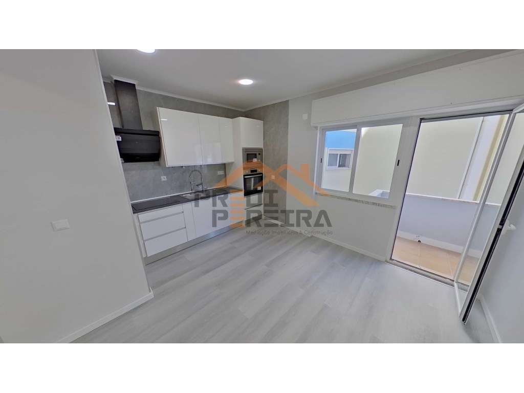 Situado no centro da Amadora. T1 com varanda, remodelado.-7