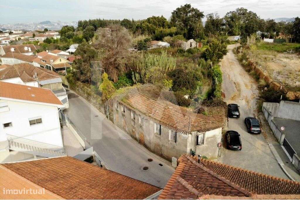 Casa Secular para reconstrução inserida num terreno de 1182m2 - Grande imagem: 3/15