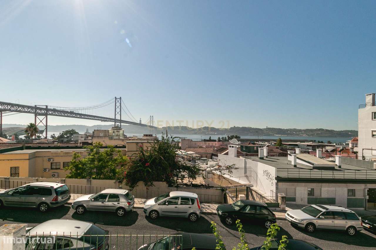 Terreno de 956m2 com duas moradias em Alcântara, Lisboa, uma T4 e T3-54