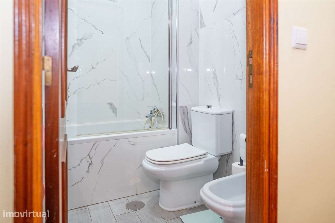 Apartamento T4 em Barcelos – Espaço, Conforto e Excelente Varanda!-17