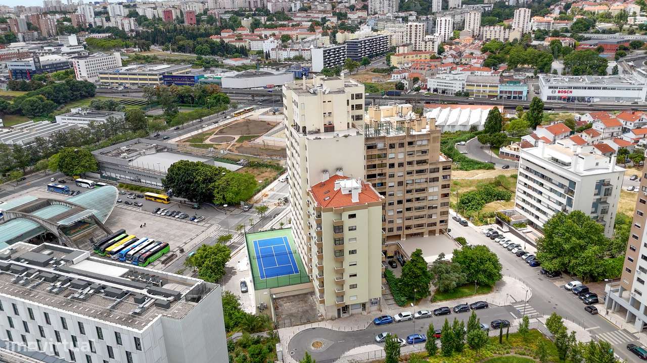 Excelente imóvel T2 com Garagem Box, condomínio Fechado com Court de T-42