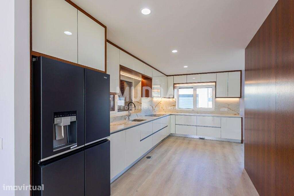 Moradia T4 com Design Contemporâneo e Acabamentos Premium-6