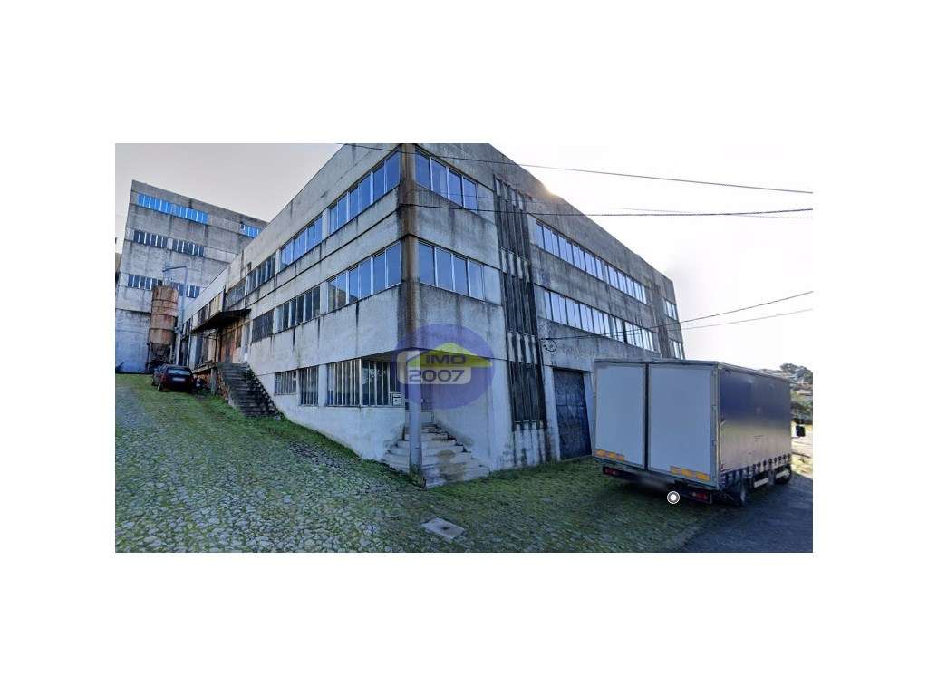 Armazém com 1590m2 em Macieira de Cambra - Grande imagem: 2/3