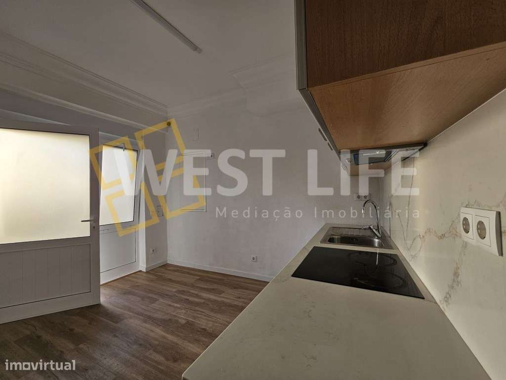 GARAGEM convertida em T2 no CENTRO da vila a um passo da Praia do S... - Grande imagem: 4/12