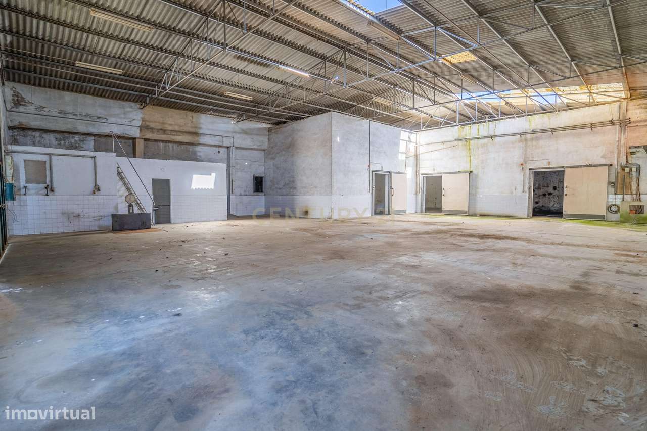 Moradia Bifamiliar com 2 Armazéns de Grande Dimensão-39