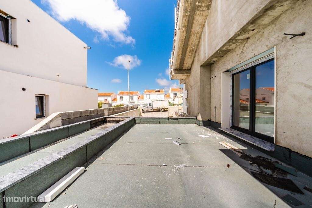 Moradia isolada de design contemporâneo nos Casais Mestre Mendo-4
