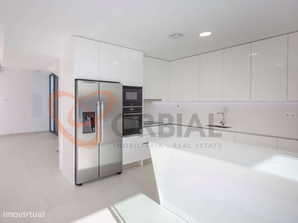 Fantástica moradia V4 com piscina e garagem em zona privilegiada - Grande imagem: 3/52