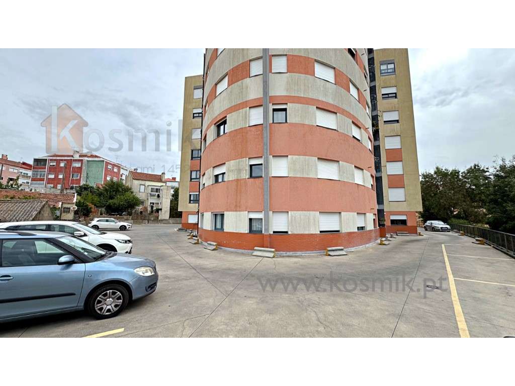 T2 Condomínio fechado . 2xGaragem - Varanda - Vistas - Cozinha equi...-36