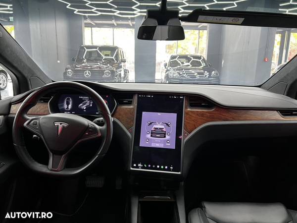 Tesla Model X - 11