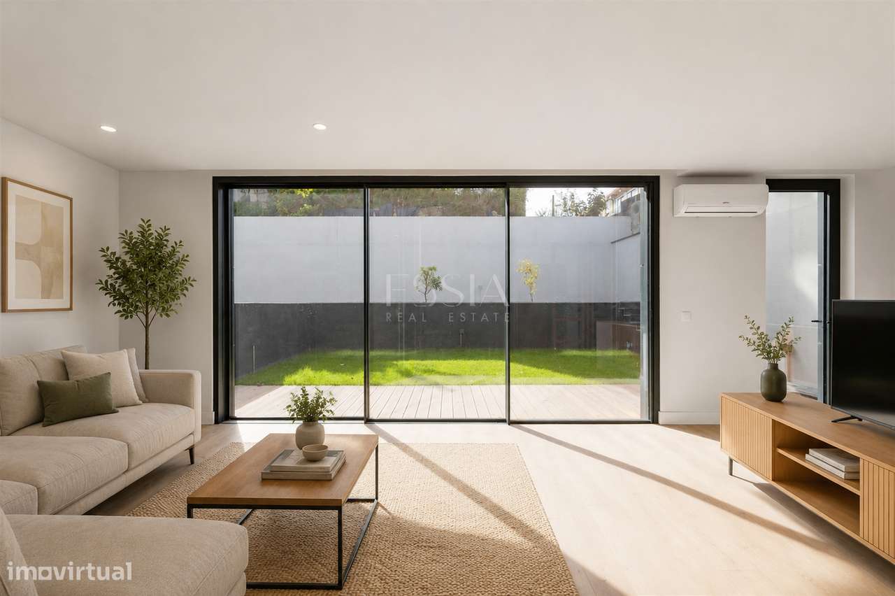 Moradia Geminada T3+1 com Jardim e Três Frentes na Boavista-2