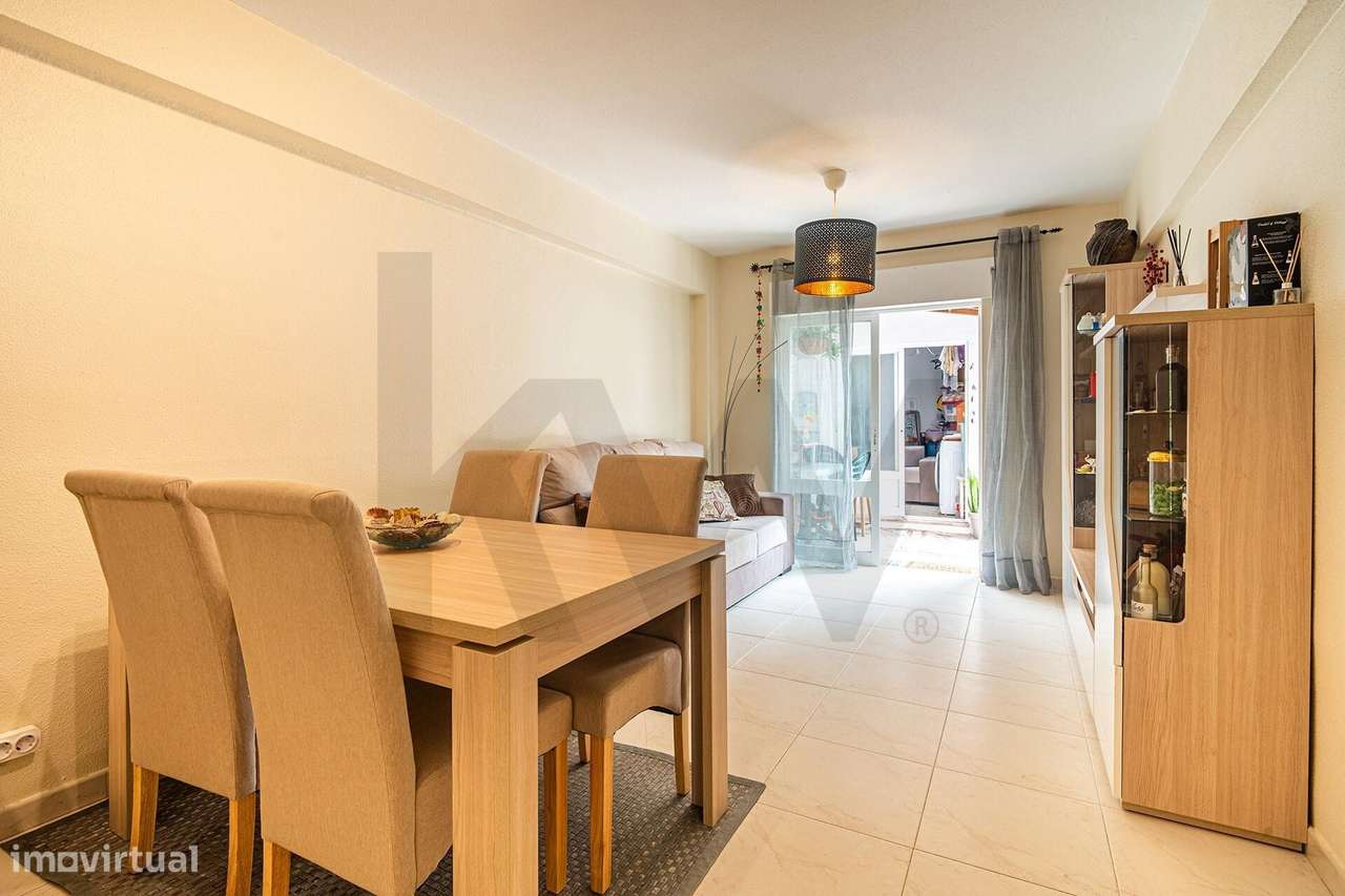 Apartamento T2 em Paço de Arcos: Conforto Exclusivo com Pátio Privativ-18