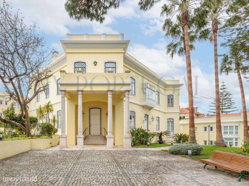Elegância e História no Estoril: T2 com Vista Piscina no Condomínio...-32