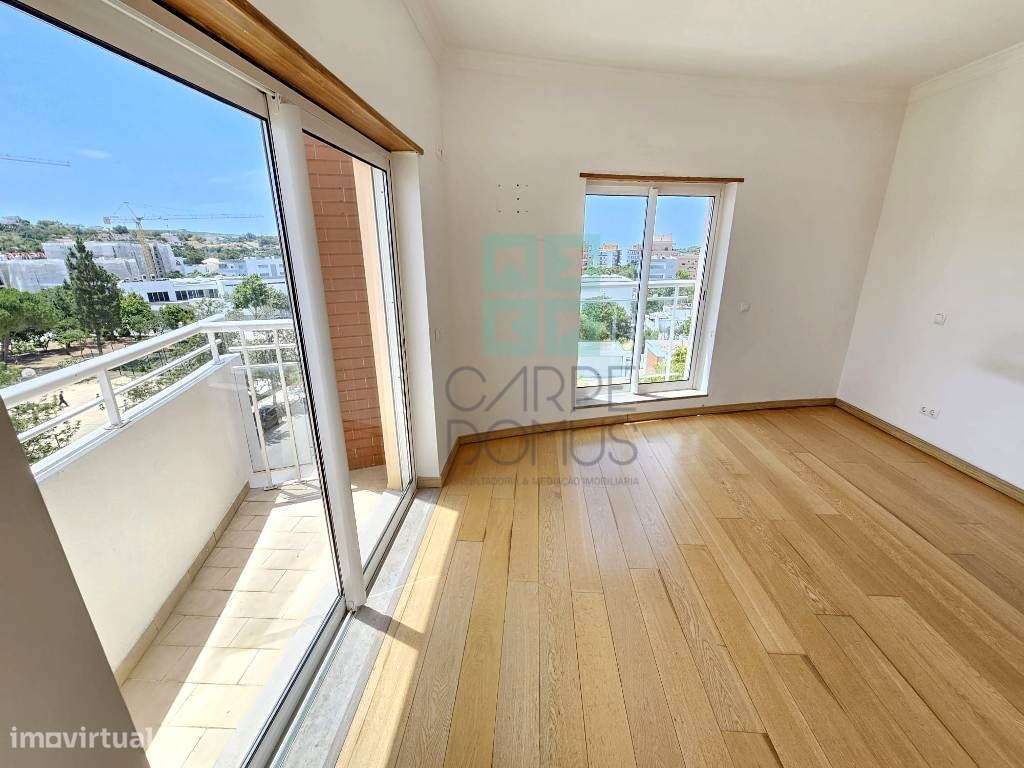 Espaçoso apartamento T3, com parqueamento, junto centro de Loulé, A...-25
