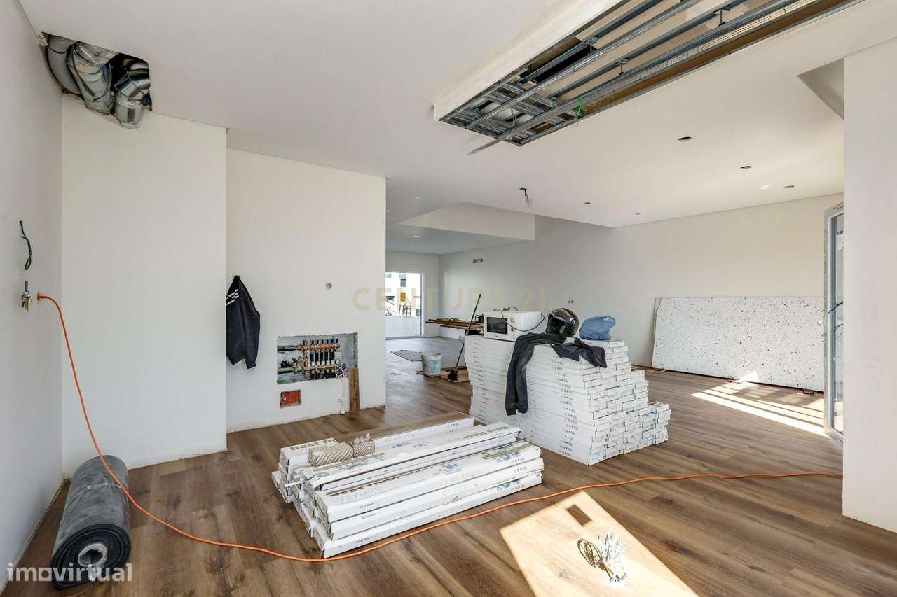 Moradia T4 com piscina em Caneças-12